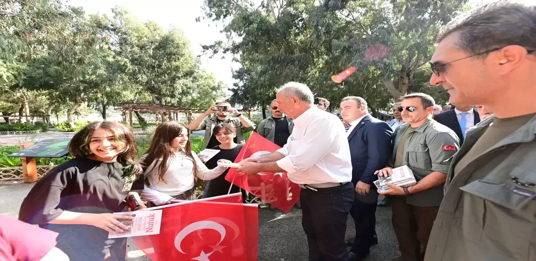 Genel Başkanımız Muharrem İnce 29 Ekim Cumhuriyet Bayramımızı depremzede yurttaşlarımızla ile beraber kutladı.